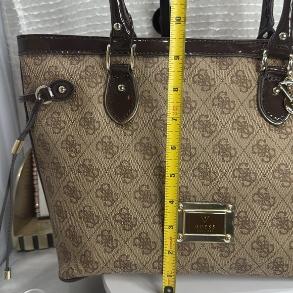 (Q0) GUESS Scandal Satchel Medium Tote, logo print - Picture 4 of 16